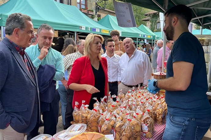 La consejera en una feria agroalimentaria