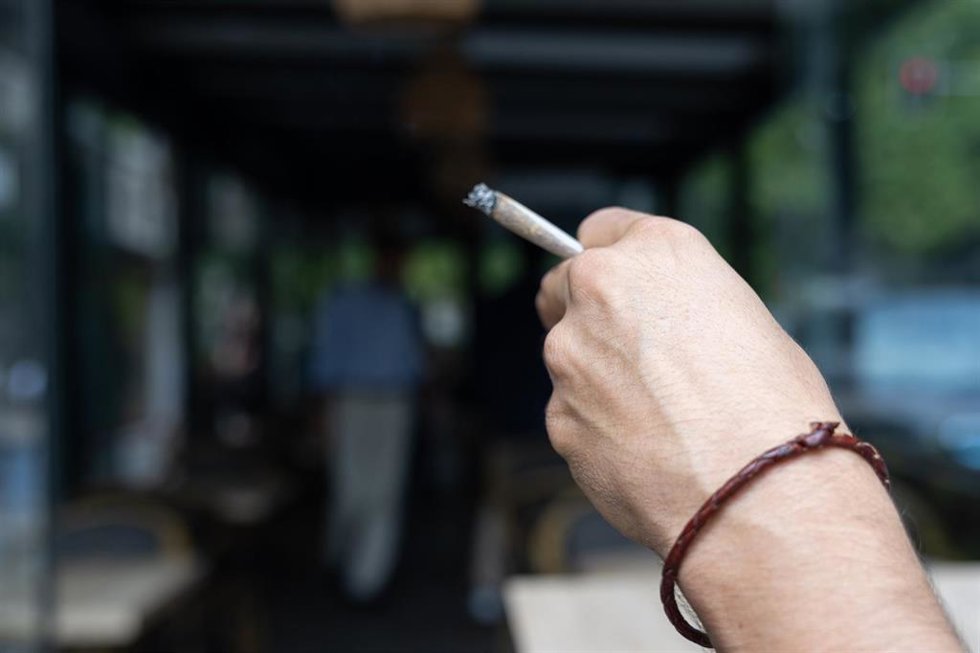 Una persona fuma un cigarro en la calle, a 22 de julio de 2026, en Madrid (España).