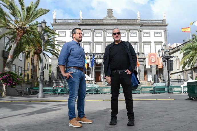 El director general de Ordenación de las Enseñanzas, Inclusión e Innovación del Gobierno de Canarias, David Pablos, y el forógrado Spencer Tunnick, en Las Palmas de Gran Canaria