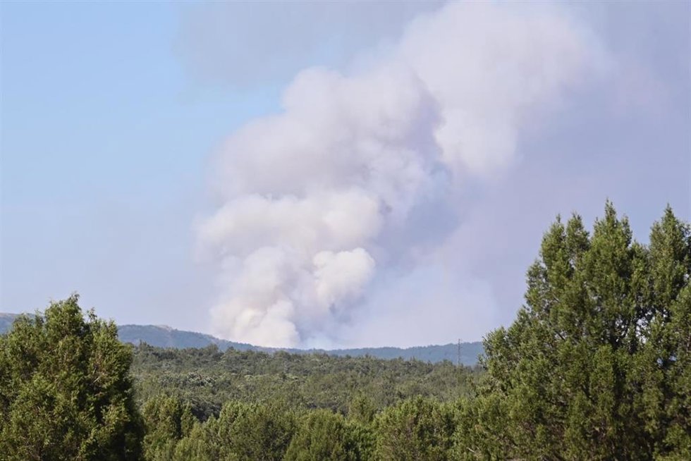 Vista del humo del incendio forestal, a 20 de julio de 2026, en Guadalajara, Castilla-La Mancha (España). El Gobierno de Castilla-La Mancha está trabajando en un plan de contención para frenar el avance de las llamas en la zona de Atienza, aunque el direc