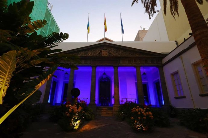 Fachada del Parlamento de Canarias iluminaza de azul con motivo del 'Día Mundial para la Prevención de Ahogamientos'