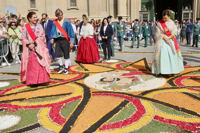 La alcaldesa de Zaragoza, Natalia Chueca, a la derecha, junto a la consejera municipal de Cultura y Turismo, Sara Fernández, a la izquierda, y, al fondo, de blanco y rojo, la ahora vicepresidenta de Aragón, Mar Vaquero, el pasado 12 de octubre.