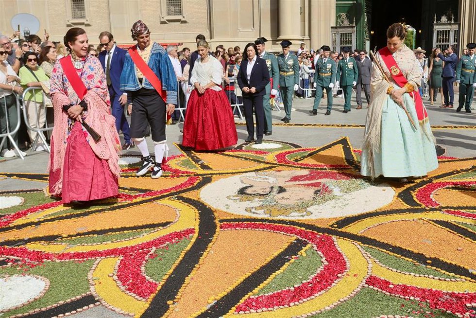 La alcaldesa de Zaragoza, Natalia Chueca, a la derecha, junto a la consejera municipal de Cultura y Turismo, Sara Fernández, a la izquierda, y, al fondo, de blanco y rojo, la ahora vicepresidenta de Aragón, Mar Vaquero, el pasado 12 de octubre.