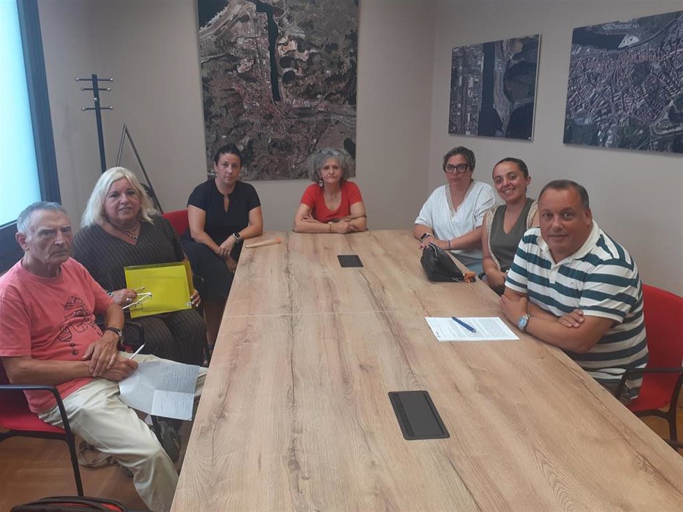 Reunión del concejal de Participación Ciudadana, Pelayo García, con representantes de las asociaciones vecinales de Llaranes, El Pozón y Alto Vidriero y la Plataforma de Servicios Públicos.