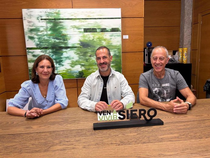 Rueda de prensa ofrecida por el alcalde de Siero, Ángel García, la concejala de Comercio y Hostelería, Movilidad y Transporte Público, Patricia Antuña y el concejal de Deportes, Salud y Protección contra Incendios, Jesús Abad.