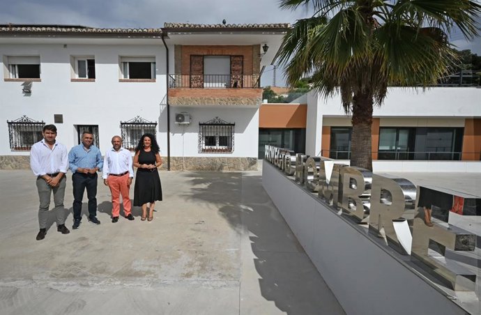 El presidente de la Diputación, junto al edificio de la Comunidad Terapéutica de Proyecto Hombre Granada con ocasión del proyecto de rehabilitación sostenible