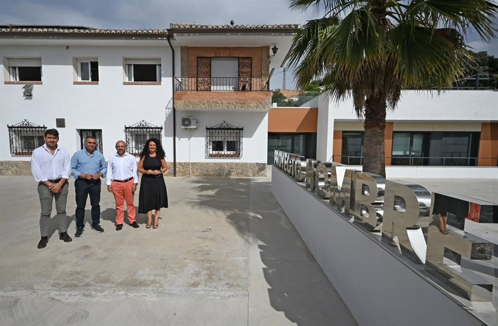 El presidente de la Diputación, junto al edificio de la Comunidad Terapéutica de Proyecto Hombre Granada con ocasión del proyecto de rehabilitación sostenible