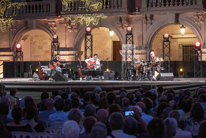 La plaza de la Constitución de Almería acoge el concierto "magistral" de Al Di Meola