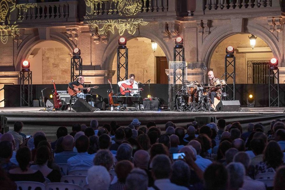 La plaza de la Constitución de Almería acoge el concierto "magistral" de Al Di Meola