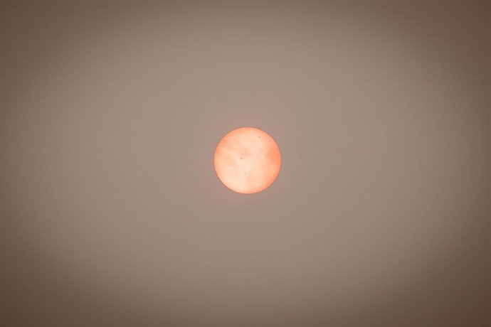 El cel i el sol coberts de fum en el Lloc de Comandament Avançat de la zona afectada pels incendis forestals de la serra oest