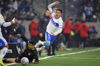 Futbol, Universidad Catolica vs Colo Colo Fecha 13, Liga de Primera 2026. El jugador de Colo Colo Tomas Alarcon, derecha, disputa el balon contra Fernando Zuqui de Universidad Catolica durante un partido de primera disputado en el estadio Claro Arena en