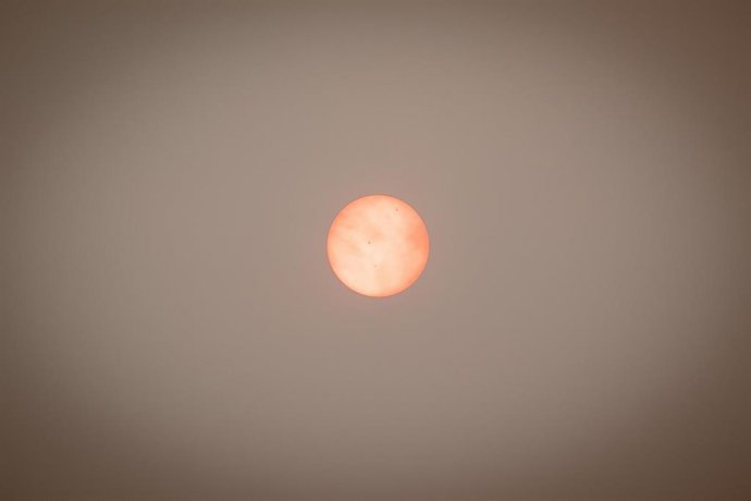 El cielo y el sol cubiertos de humo en el Puesto de Mando Avanzado de la zona afectada por los incendios forestales de la sierra oeste, a 25 de julio de 2026, en Cenicientos, Madrid (España). Sánchez visita el PMA y asiste a la reunión del Comité Estatal 