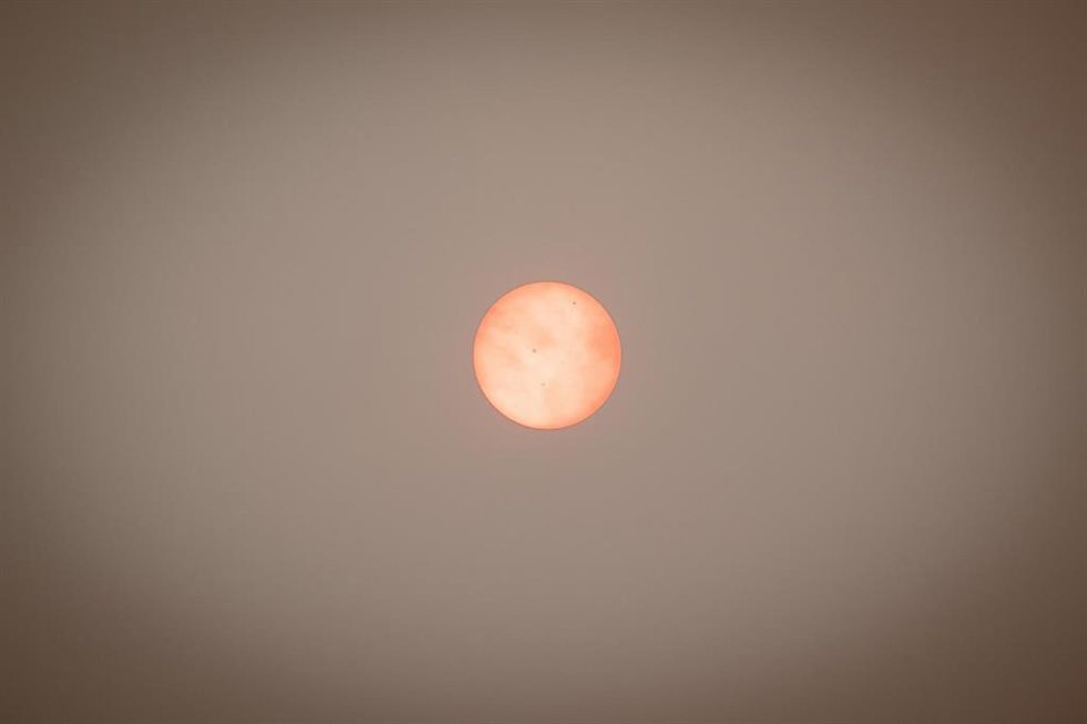 El cielo y el sol cubiertos de humo en el Puesto de Mando Avanzado de la zona afectada por los incendios forestales de la sierra oeste, a 25 de julio de 2026, en Cenicientos, Madrid (España). Sánchez visita el PMA y asiste a la reunión del Comité Estatal 