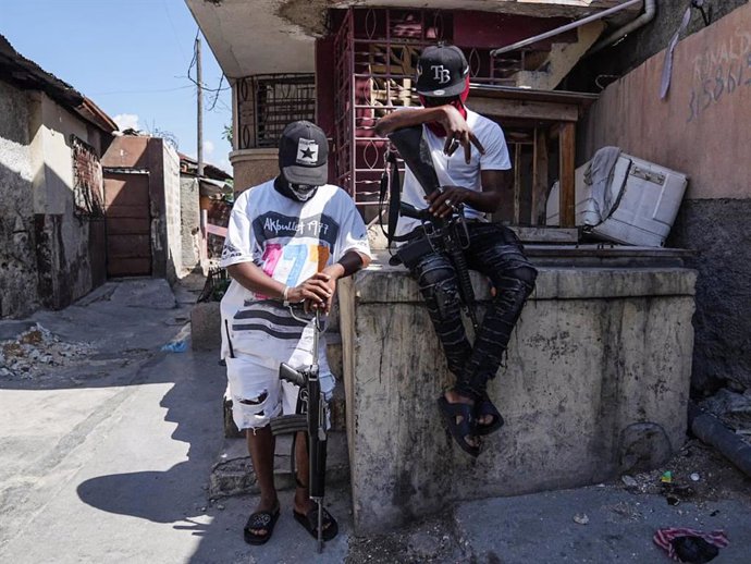 Archivo - Integrantes de la banda criminal haitiana Vivre Ensemble (Vivir Juntos) posan en un barrio de Puerto Príncipe 