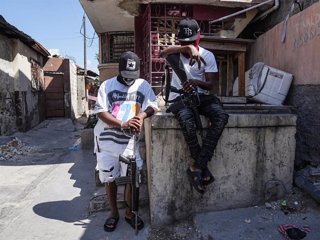 Archivo - Integrantes de la banda criminal haitiana Vivre Ensemble (Vivir Juntos) posan en un barrio de Puerto Príncipe 