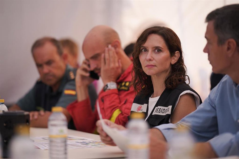 La presidenta de la Comunidad de Madrid, Isabel Díaz Ayuso, desde el Puesto de Mando de Cenicientos, que posteriormente ha tenido que ser trasladado a Navalcarnero