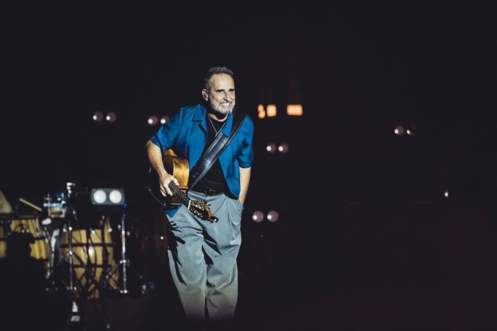 Jorge Drexler agradece los aplausos del público en un momento de su concierto de este viernes en Pirineos Sur.