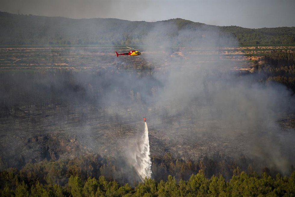 Helicóptero bombardero trabaja en las tareas de extinción del incendio en Pla de Manlleu, a 8 de julio de 2026, en Pla de Manlleu, Aiguamurcia, Tarragona, Catalunya (España). 