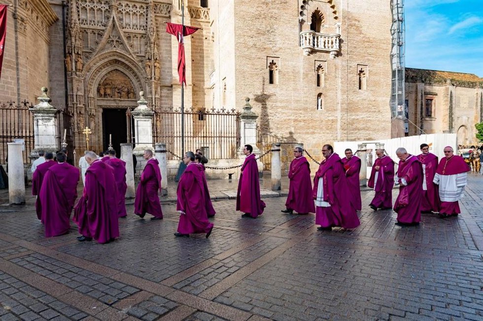 Imagen de canónigos de la Catedral de Sevilla en el momento de acceder al templo por la Puerta de Palos, en foto de archivo