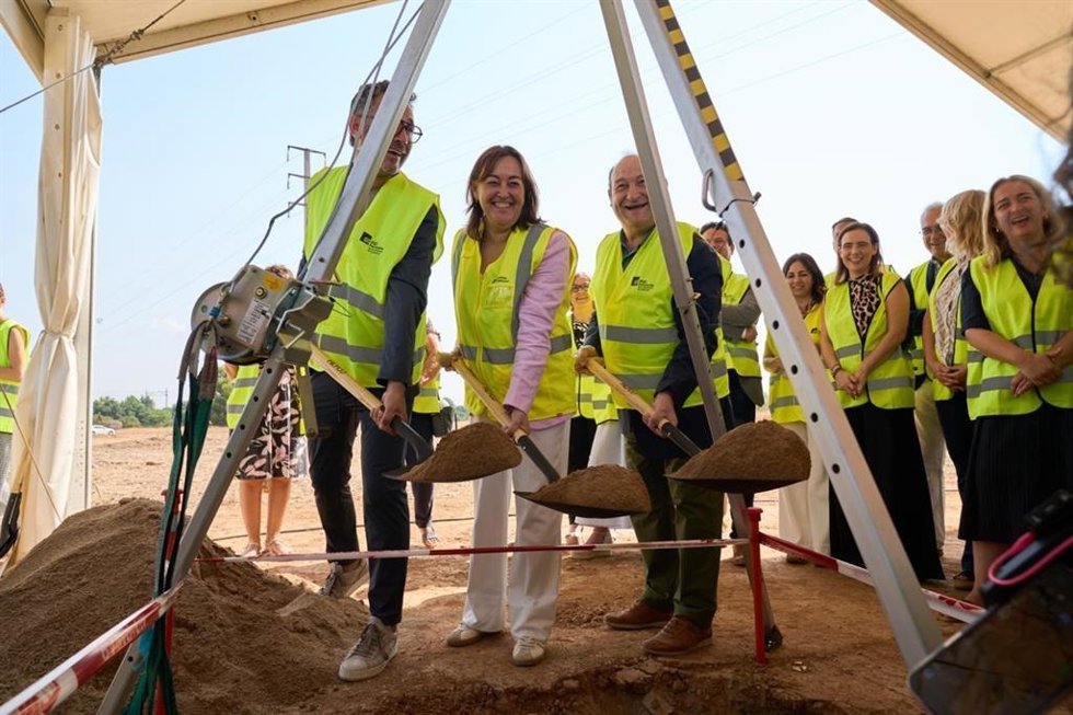 La consellera de Territorio, Vivienda y Transición Ecológica, Sílvia Paneque, durante el acto de colocación de la primera piedra del Centre Operatiu del Tramvia del Camp de Tarragona