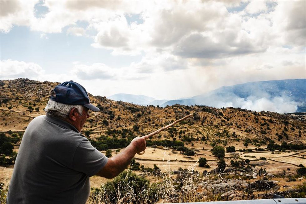 Yna persona señala una columna de humo del fuego forestal, a 25 de julio de 2026, en Navaluenga, Ávila, Castilla y León (España). El incendio forestal de Burgohondo (Ávila)