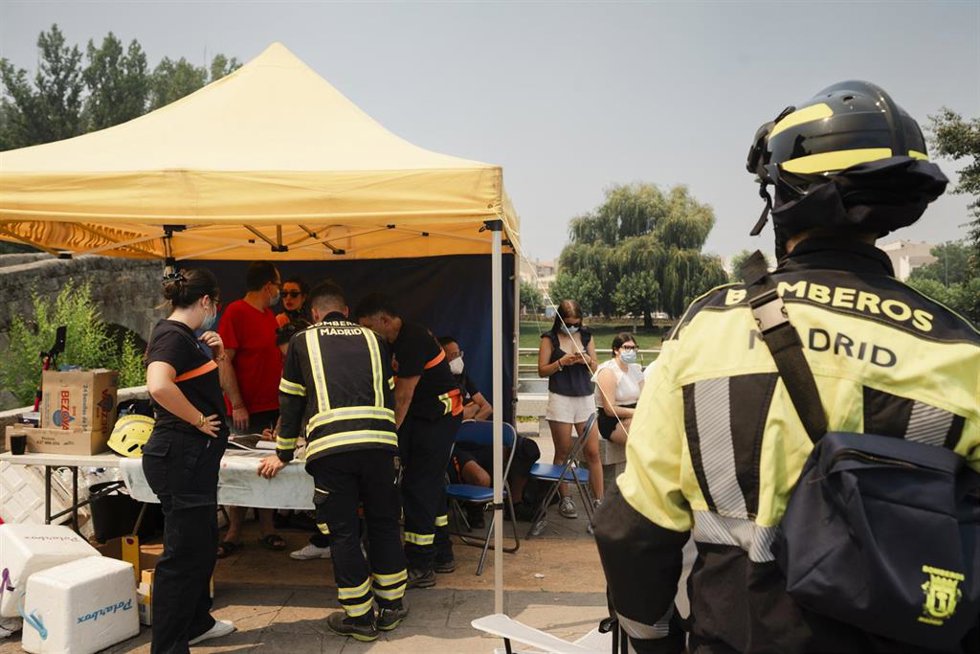 Medios terrestres para la extinción del incendio forestal, a 23 de julio de 2026, en Burgohondo, Ávila, Castilla y León (España). 