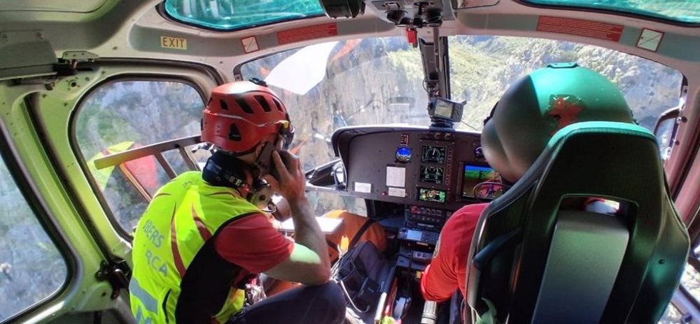 Dos efectivos de los Bomberos de Mallorca, a bordo de un helicóptero.