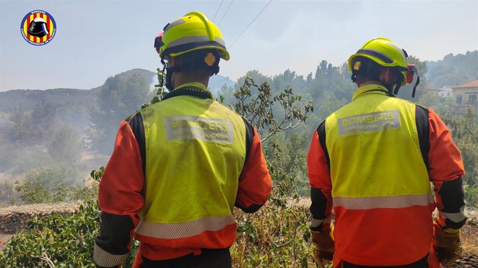 Archivo - Bomberos en las labores de extinción de un incendio en imagen de archivo 