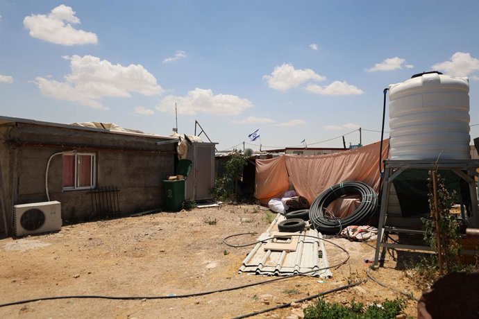 6 de julho de 2026, Masafer Yatta, Palestina, Estado de: UMM AL-KHEIR, MASAFER YATTA, CISJORDÂNIA — 6 DE JULHO DE 2026: Ikhlas Al-Hathaleen, 38 anos, olha pela janela de sua casa em direção ao curral de ovelhas e ao banheiro de sua família, depois que uma
