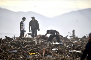 La Serena, 24 de julio de 2026. En la inmediaciones del Faro en La Serena queda en evidencia los devastadores efectos del temporal que la asolo. Voluntarios realizan el despeje y limpieza de la arena. Alejandro Pizarro/Aton Chile