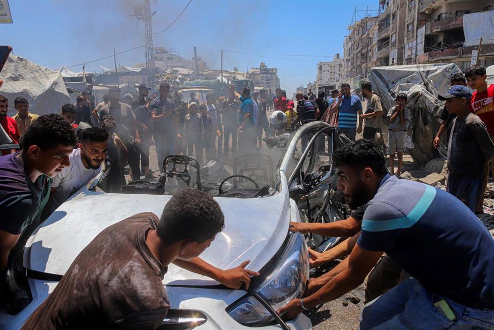 Imagen de archivo de palestinos tras un ataque de Israel en Gaza.