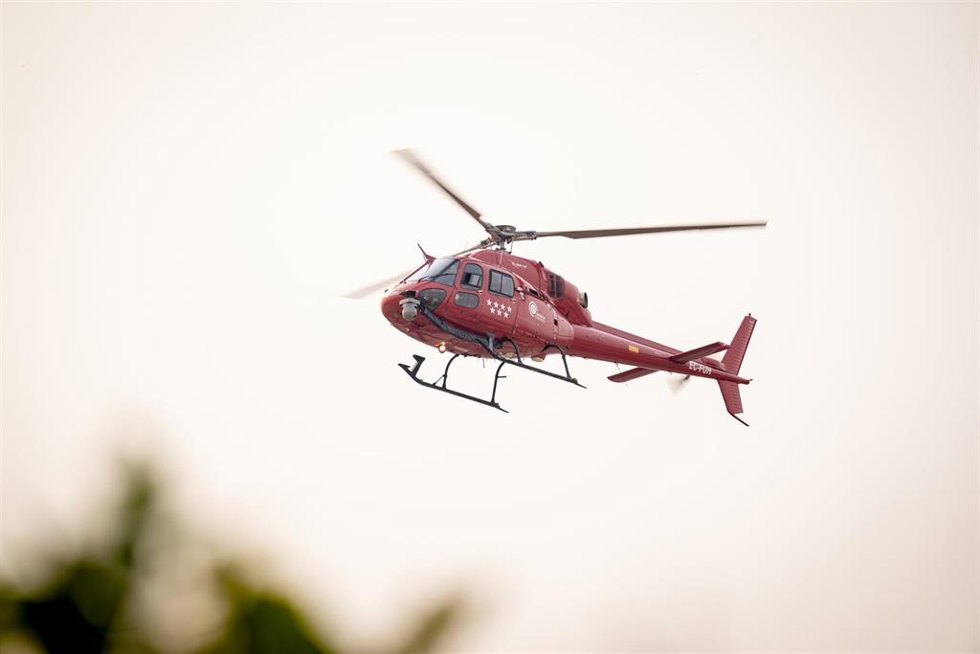 Helicóptero de Emergencias de la Comunidad de Madrid en el Puesto de Mando Avanzado de la zona afectada por los incendios forestales de la sierra oeste
