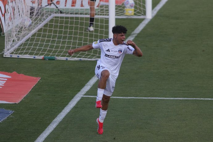 Futbol, O’Higgins vs Colo Colo Fecha 4, Liga de primera 2026.  El jugador de Colo Colo Claudio Aquino, centro, celebra su gol contra O’Higgins durante el partido de la liga de primera disputado en el Estadio Codelco El Teniente de Rancagua,