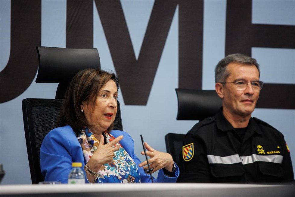 Archivo - La ministra de Defensa, Margarita Robles, y el jefe de la unidad militar de emergencias, Francisco Javier Marcos, ofrecen una rueda de prensa