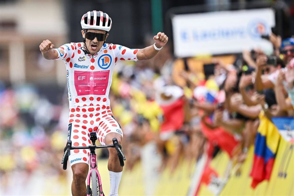 Richard Carapaz celebra su victoria en la 20ª etapa del Tour de Francia