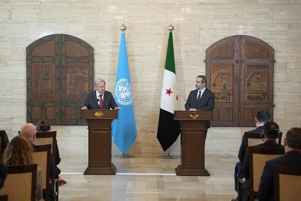 El secretario general de Naciones Unidas, António Guterres, y el ministro de Exteriores sirio, Asaad al Shaibani, en rueda de prensa en Damasco (Siria) a 25 de julio de 2026