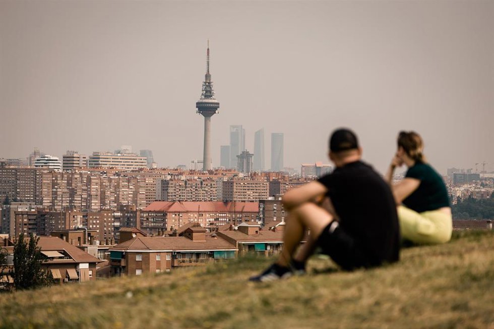 Cielo cubierto de humo provocado por el incendio de la sierra oeste, desde el Cerro del Tío Pío, a 25 de julio de 2026, en Madrid (España). En total son 63.000 las personas afectadas directamente por la virulencia del incendio en la región madrileña, pero