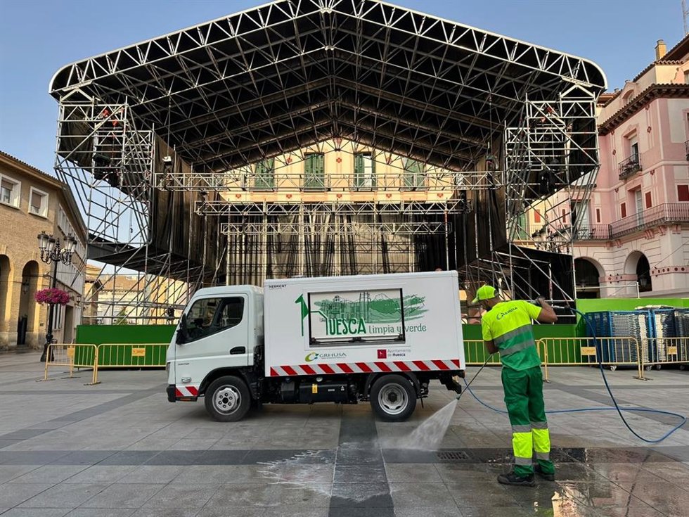 Nueva hidrolimpiadora que incorpora el Ayuntamiento de Huesca a su servicio municipal y que ya trabajará en las próximas fiestas de San Lorenzo.