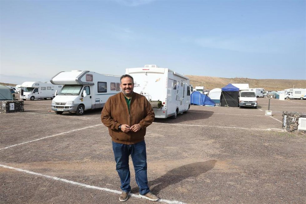 Samuel Martín, consejero del Cabildo de Lanzarote, en el área de acampada de Papagayo
