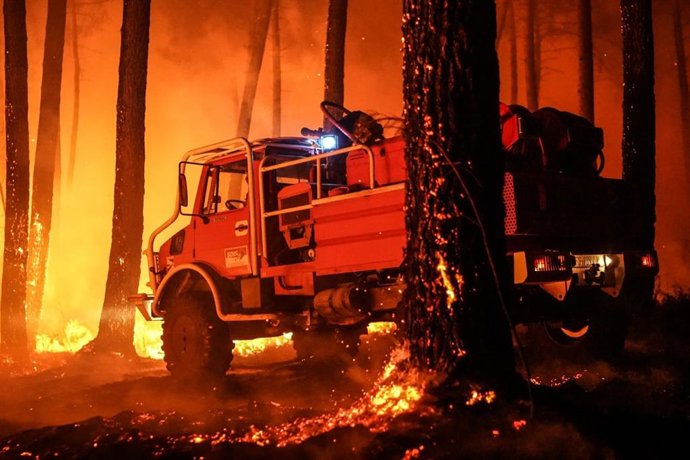 Archivo - Camión de bomberos en el incendio.