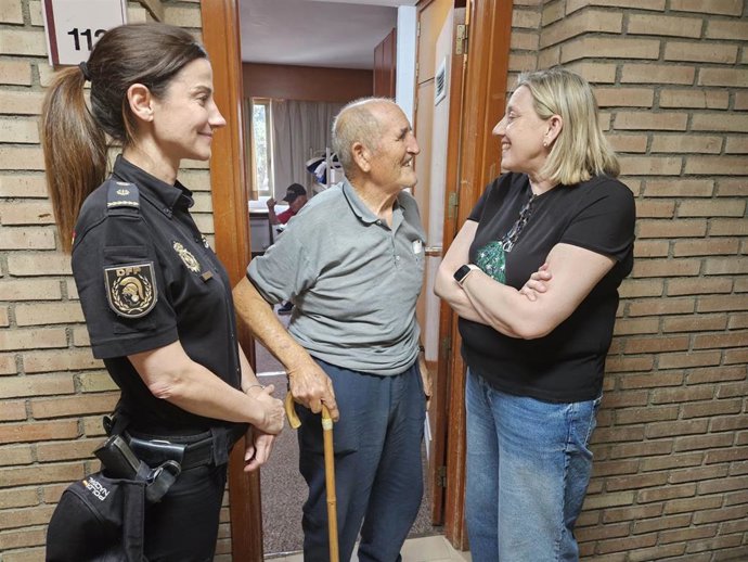 La vicepresidenta segunda de la Junta, Isabel Blanco, ha visitado esta tarde a las más de mil personas realojadas en la Academia de Policía Nacional de Ávila