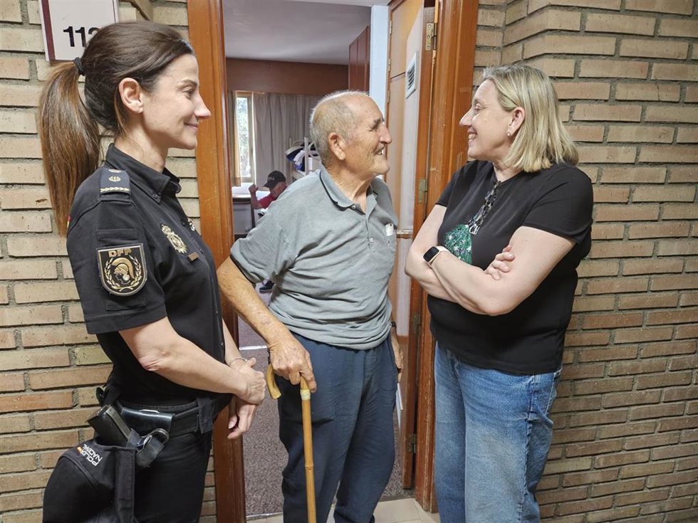 La vicepresidenta segunda de la Junta, Isabel Blanco, ha visitado esta tarde a las más de mil personas realojadas en la Academia de Policía Nacional de Ávila