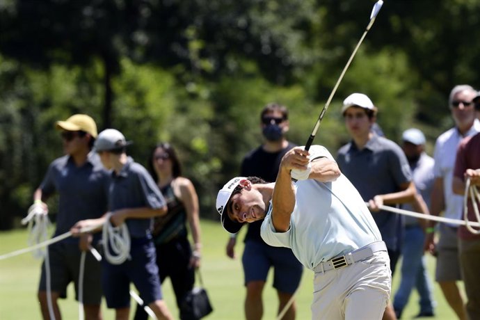 Golf, Joaquin Niemann vs Rodrigo Lee El jugador Chileno Joaquin Niemann se enfrenta a Rodrigo Lee durante  el Abierto de Golf  del Club de Polo y Equitacion San Cristobal 2021 Santiago, Chile 17/12/2021 Javier Salvo/Photosport Golf, Joaquin Niemann vs