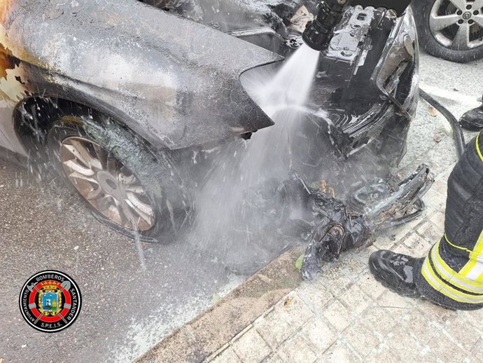 Sofocado un incendio en un vehículo aparcado en Bezana