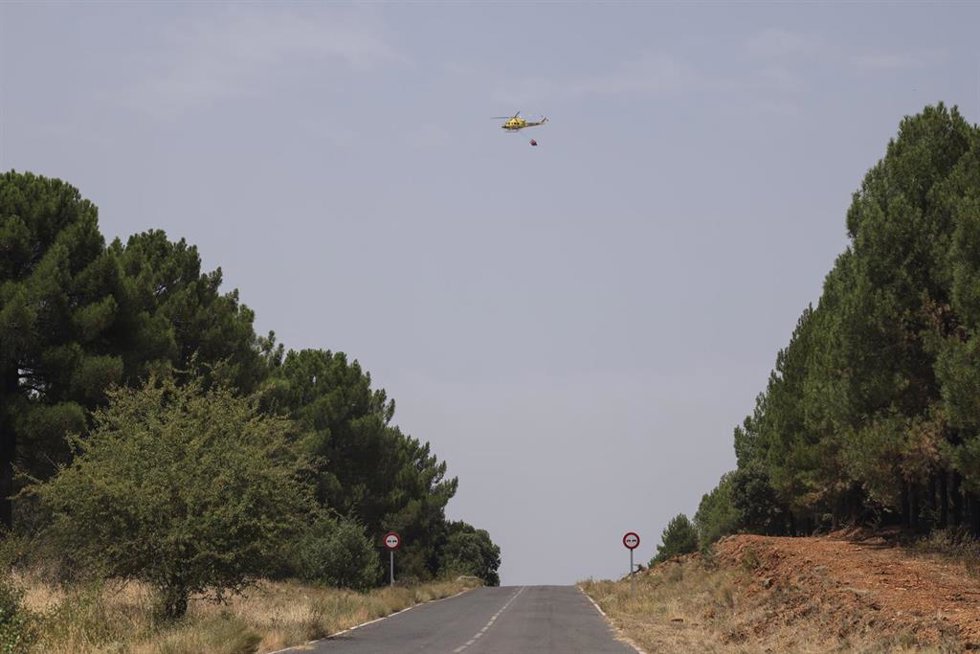Un helicóptero trabaja en las labores de extinción, a 22 de julio de 2026, en Guadalajara, Castilla-La Mancha (España). Page ha asegurado, tras la reunión de CECOPI que ha tenido lugar en Tamajón (Guadalajara), que el incendio de La Mierla ha entrado "en 