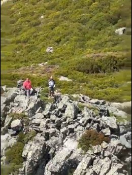 Montañeros rescatados en Teleno por el helicóptero Pesca 2