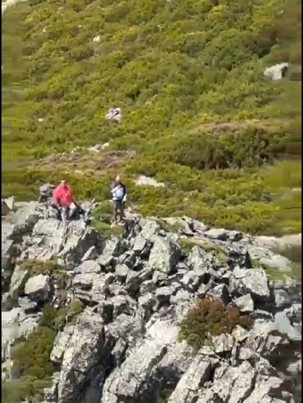 Montañeros rescatados en Teleno por el helicóptero Pesca 2