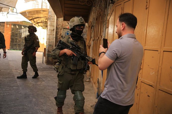 25 de julho de 2026, Hebron, Cisjordânia, Território Palestino: As forças israelenses se posicionam na Cidade Velha de Hebron, na Cisjordânia ocupada, em 25 de julho de 2026, fechando estradas e entradas de vários bairros para garantir a segurança de uma 
