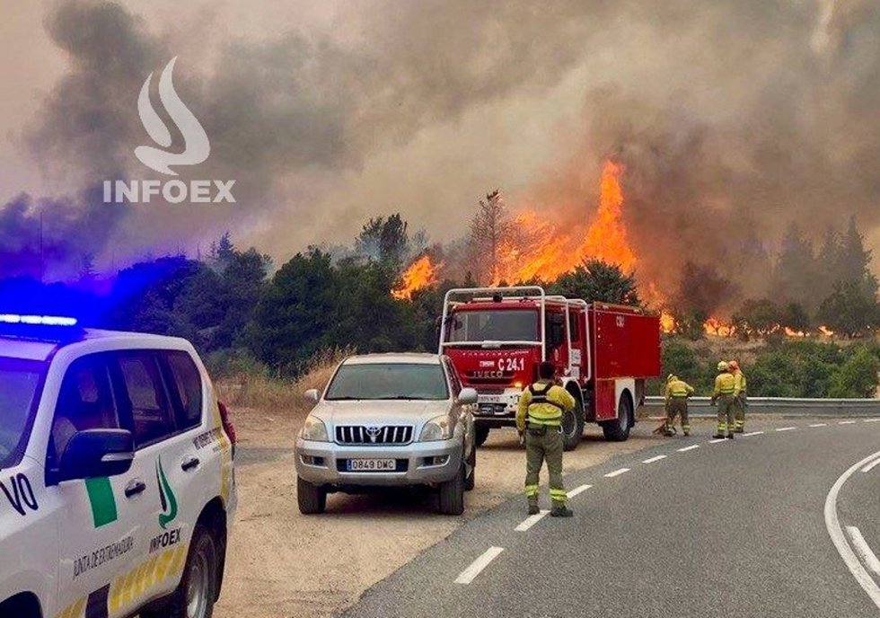 Bomberos forestales del Infoex ayudan en tareas de protección de pueblos afectados por el incendio forestal de Burgohondo (Ávila).