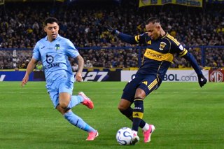 Futbol, Boca Juniors vs O Higgins  Copa Sudamericana 2026. El jugador de Boca Juniors, derecha, disputa el balon con el jugador de OHiggins durante el partido de playoffs de la Copa Sudamericana, realizado en el Estadio La Bombonera de Buenos Aires,